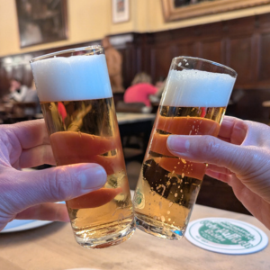 ケルシュで乾杯する時は、シュタンゲの底同士を合わせるのが正しい“作法”。