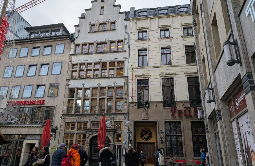 ケルシュ醸造所直営のブラウハウスの１つ。多くのブラウハウスが歴史的な建物の中営業されています。