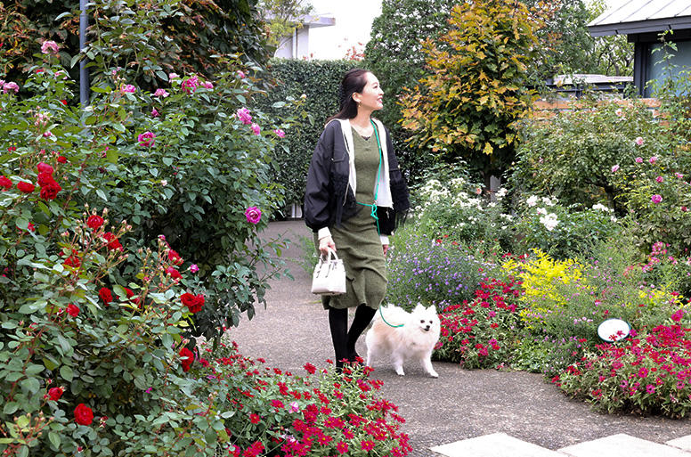 外交官の家の正面玄関そばの花壇で花々に囲まれて