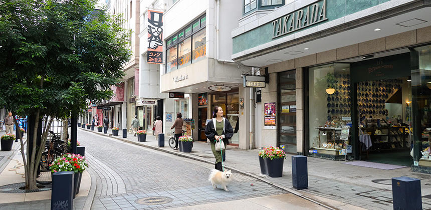 歩行者天国になる時間帯もあり、犬と歩きやすい横浜元町ショッピングストリート