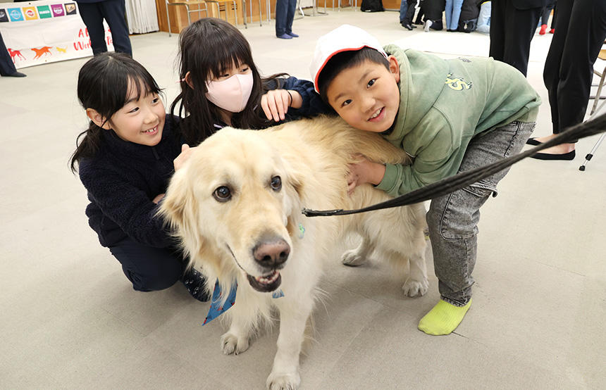 やさしい犬と触れ合ったことで、最初は犬が苦手だった白帽子の児童も最後にはこのとおり！