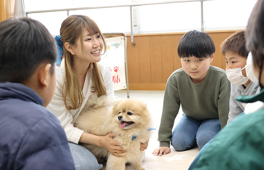 一般の家庭犬と飼い主のペアが活躍できる、教育の場。写真は、久慈さんととらきちくんペア