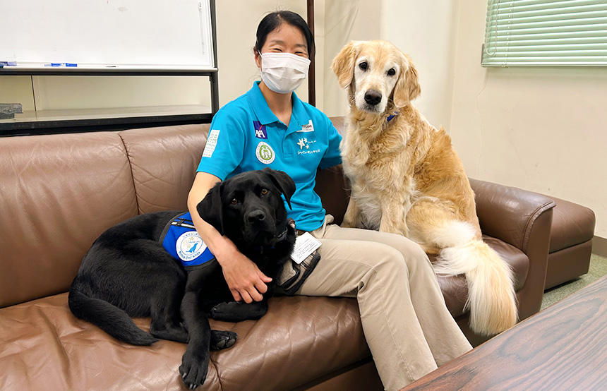 神奈川県立こども医療センターにて、森田さんと現ホスピタル・ファシリティドッグ®のアニー（右）とオリ（左）