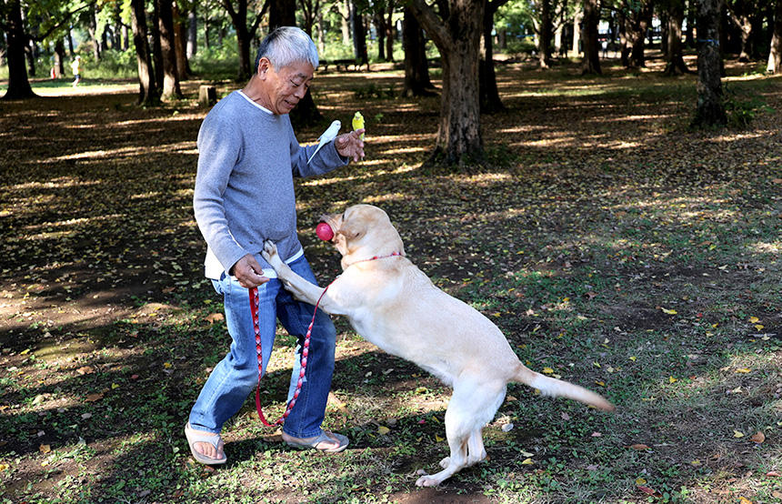 恒雄さんとボール遊びに興じるモナちゃん