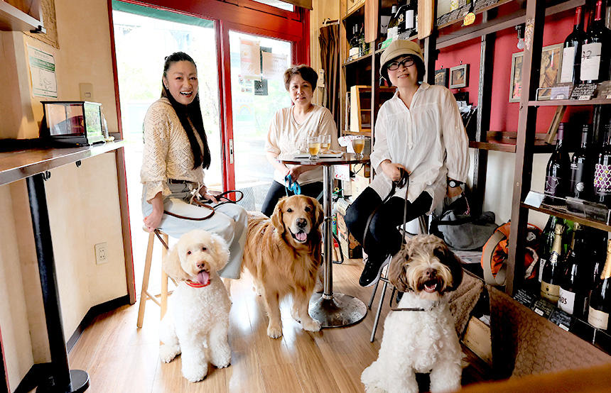 犬好きが散歩帰りに集まる、立ち飲みワインバーの内山商店にて