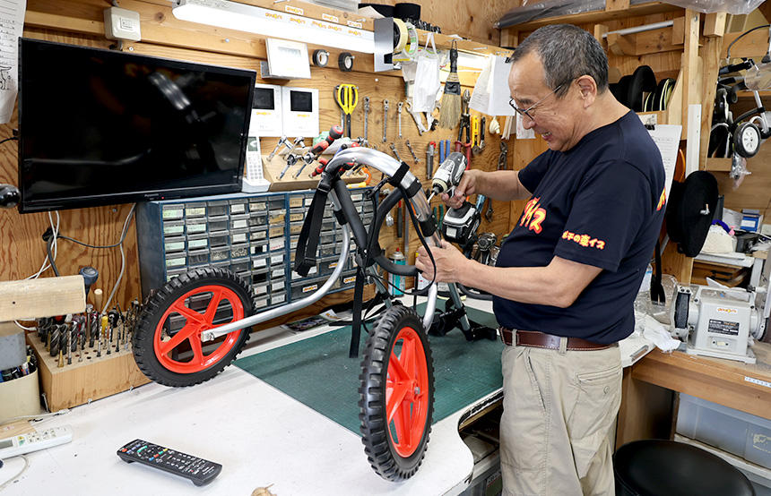 工房でニモくんオリジナル車いすを手際よく作っていく木口さん