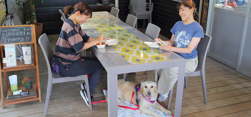 大きな犬も、とっておきのおやつをもらいながら、ほっとひと休み