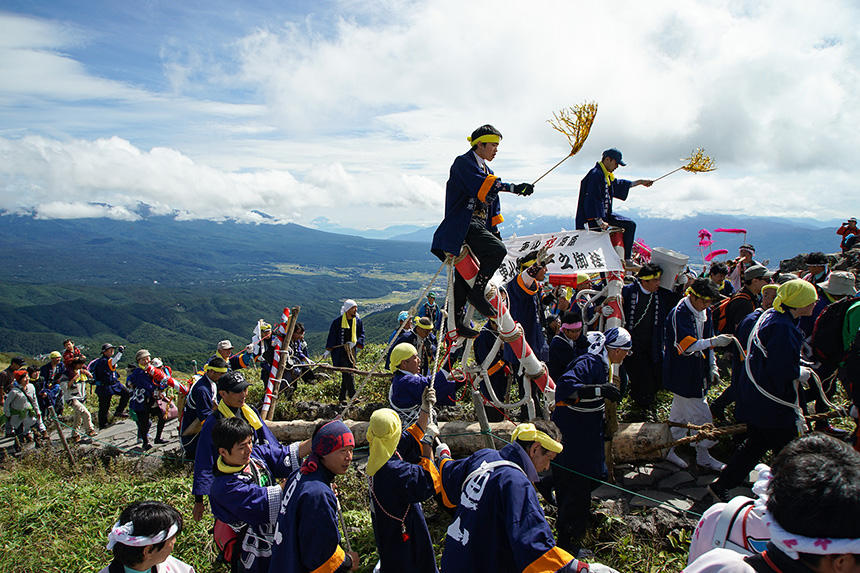 車山の小宮祭の様子。御柱がはるばる標高1925mの山頂へ運ばれる。