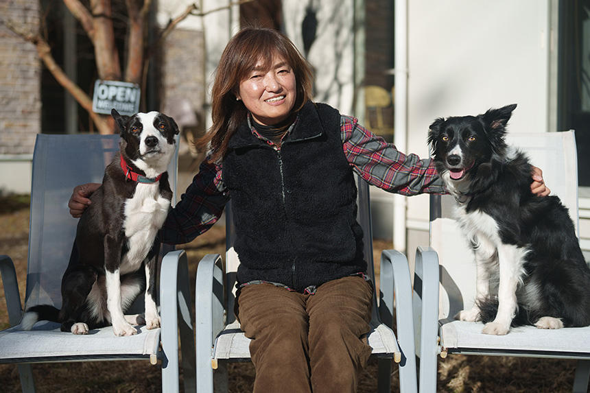 中村孝子さんとキャンディ（左）、カリ