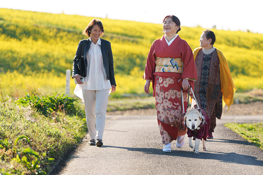 3月中旬、アイメイト（盲導犬）使用者の女性を訪ねた先で出会った菜の花景