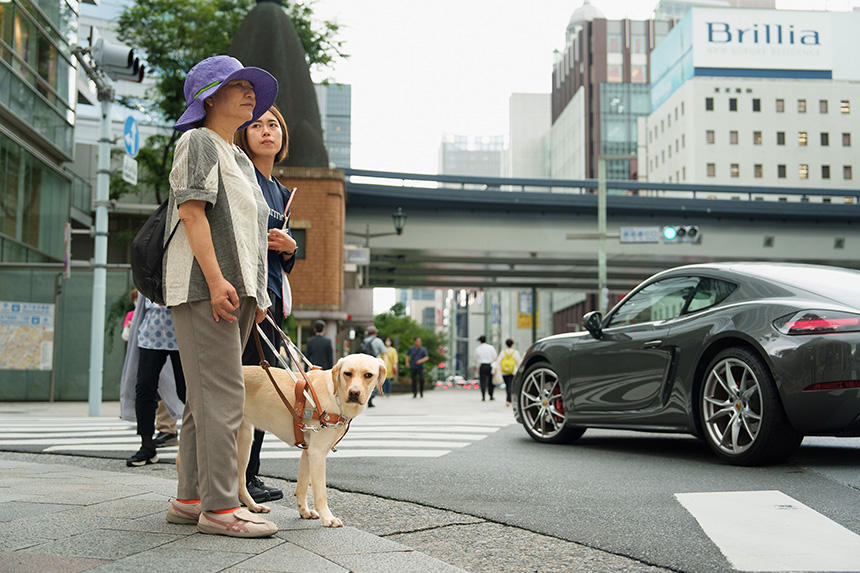 「2024アイメイト・サポートカレンダー mini」5月の写真（歩行指導）