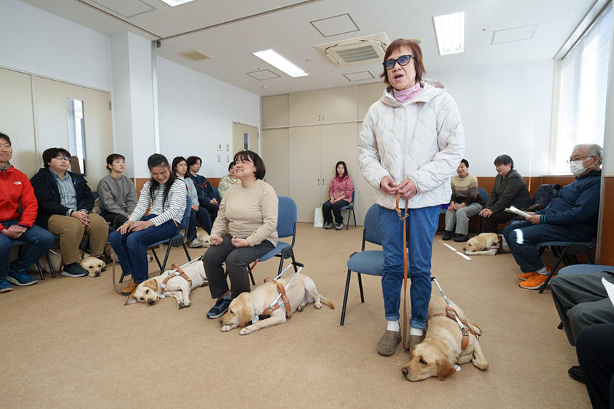 歩行指導合宿の卒業式であいさつする福田仁美さん=2024年12月21日