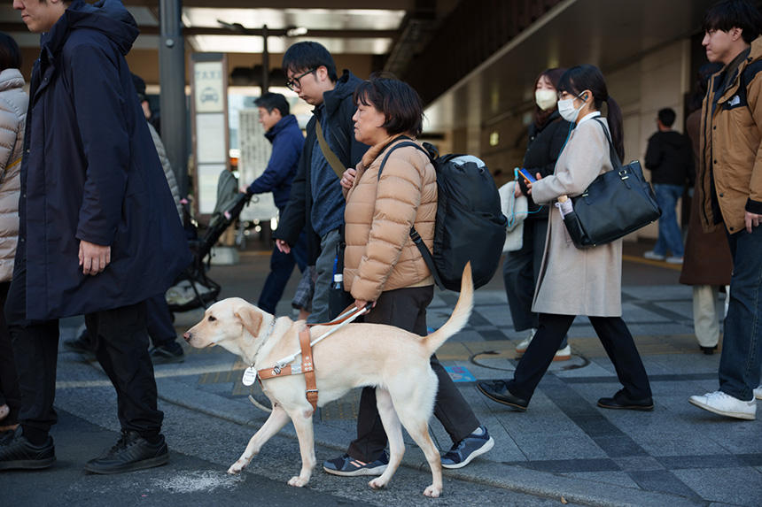 訓練とは違い、もう二人だけで歩く本番です。師走の人混みの中を空港行きのバス停目指して歩きます