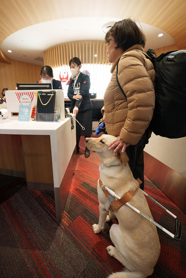 空港に到着し、航空会社のカウンターでチェックイン