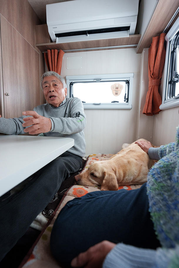 現在のキャンピングカーの居室。エアコン完備