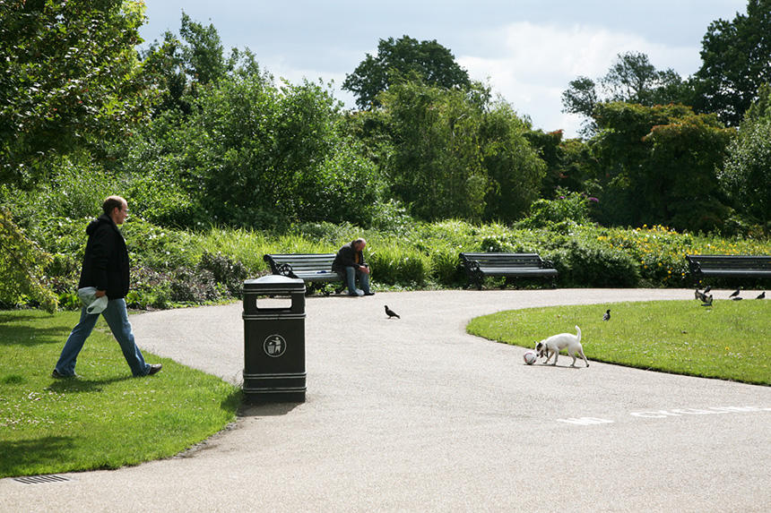 ロンドン中心部のリージェンツ・パークで。日本では全域または芝生内ペット入場不可の公園が少なくないが、イギリスの公園では犬連れの人と犬、犬を連れていない人、鳩などの動物がナチュラルに共存している