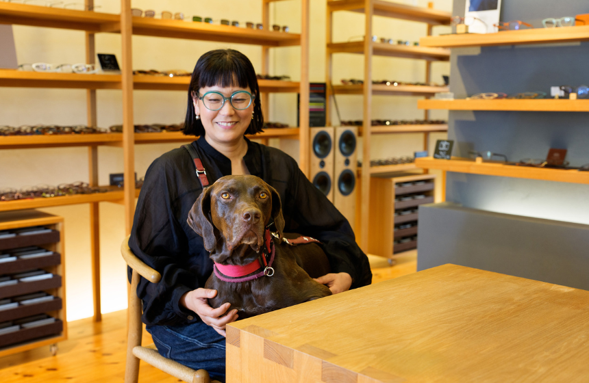 Dog Snapshot R 令和の犬景Vol.52　都会のショップの看板犬になった狩猟犬