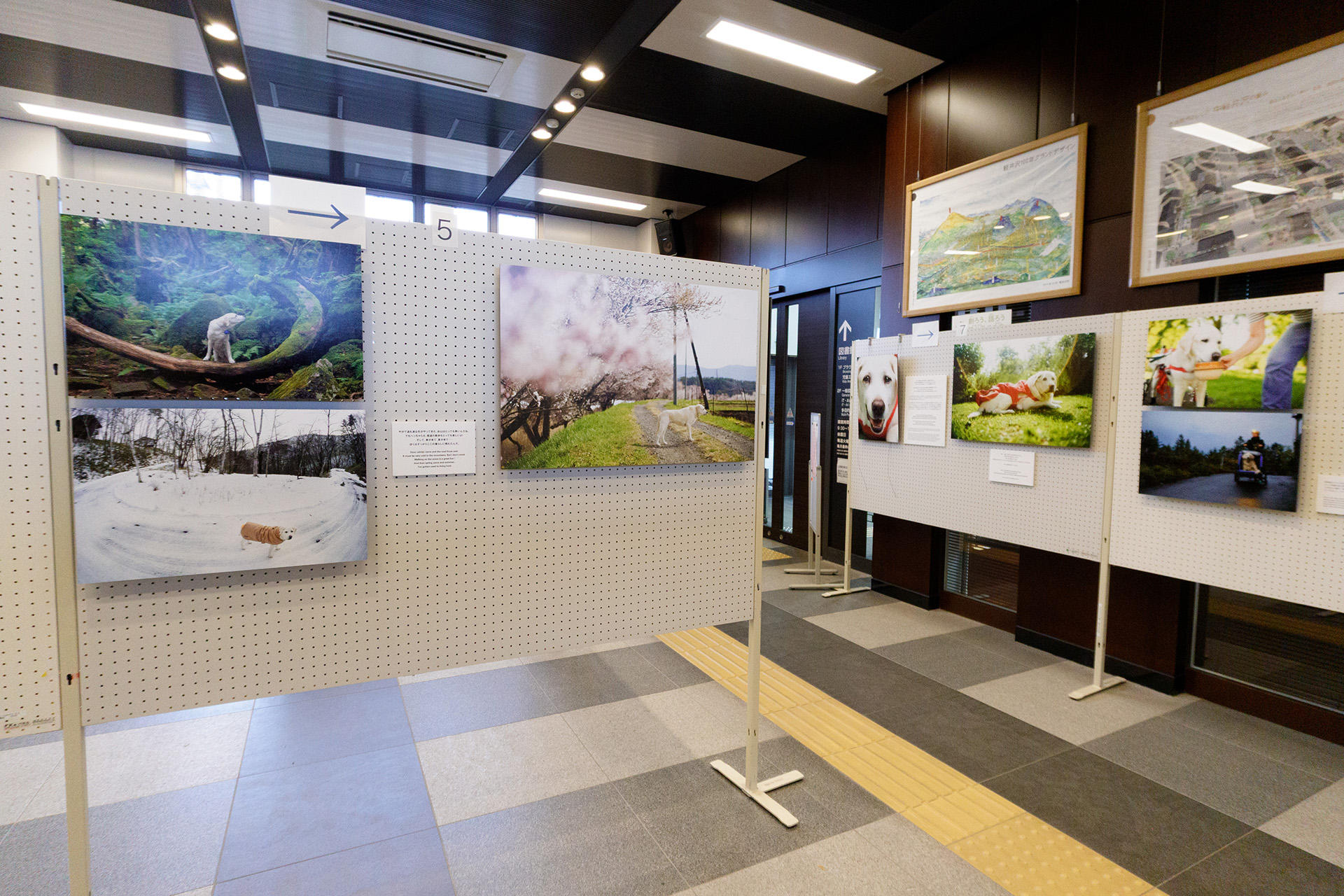 駅構内での展示となった軽井沢展会場の様子