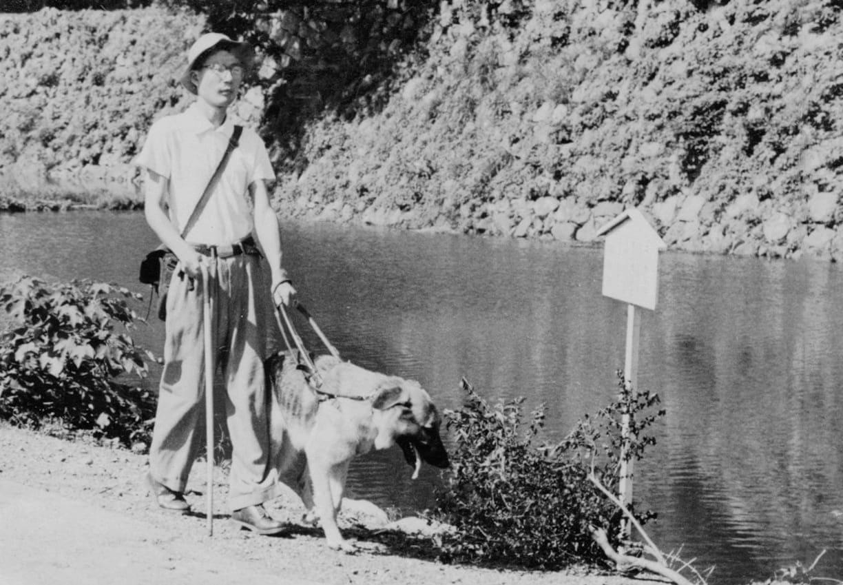 彦根城の堀端を歩く河相さんとチャンピイ（1957年ごろ）