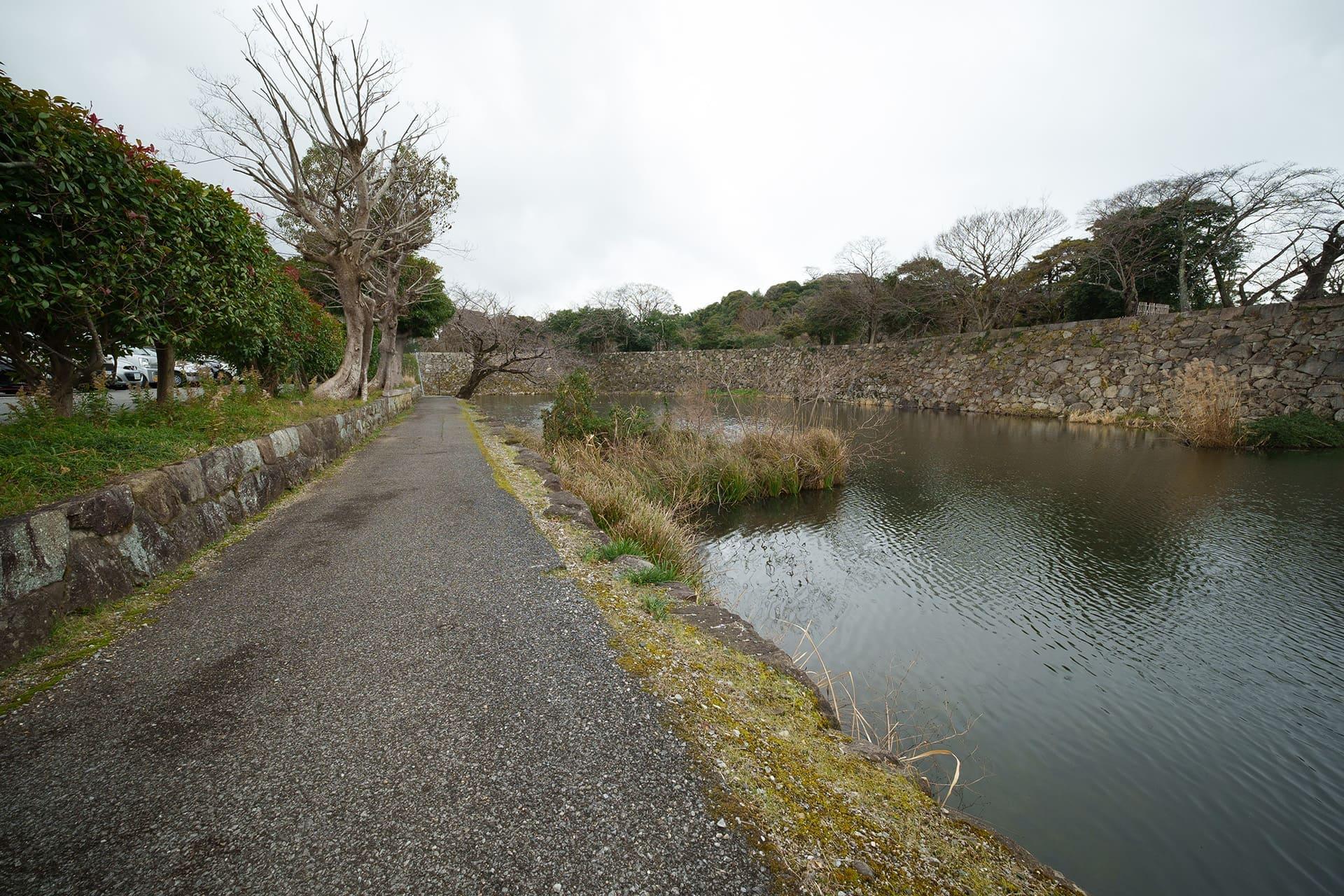 現在の堀端の道。昔と変わらず柵がない所も多い（2026年1月）