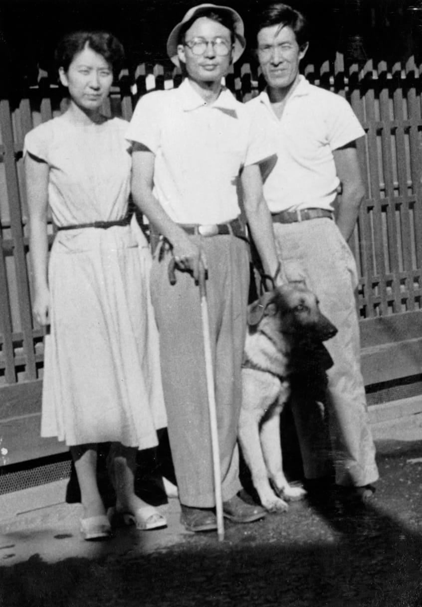 塩屋賢一（右）と河相さん、チャンピイ。左は河相さんの妻・玲子さん（1957年ごろ）