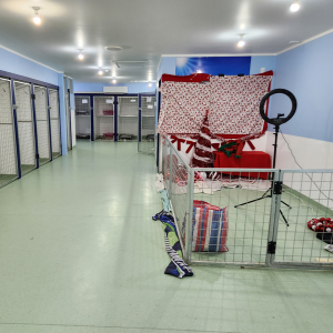 Brookby Lodgeのホテルエリア。夜はそれぞれケージに入って休みます。クリスマスが近づいてきたので、右手に犬のクリスマス写真を撮るスペースもあります。