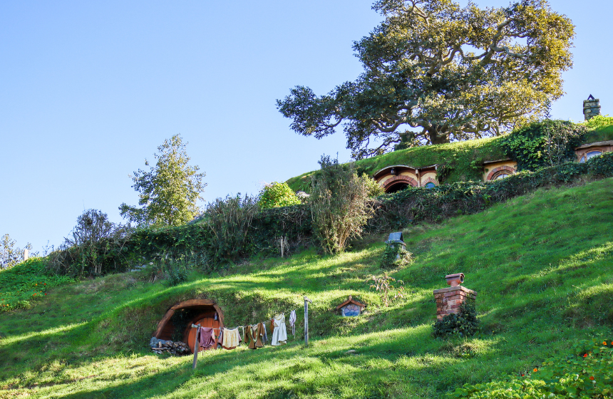 農業国のNZにはファーム内にさまざまな施設が作られることがあります。こちらは『ロード・オブ・ザ・リング』のロケ地。映画に登場するホビット庄のセットは広いファーム内に作られました