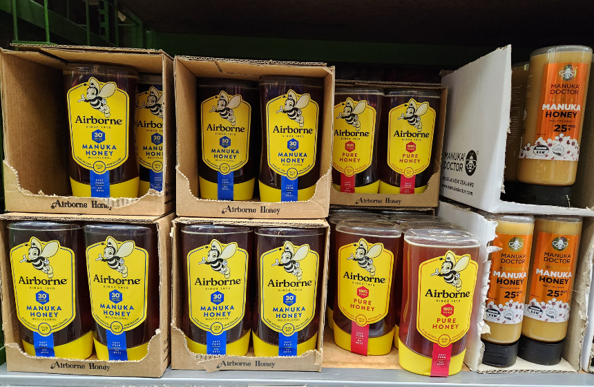 スーパーマーケットの棚に並ぶマヌカハニー