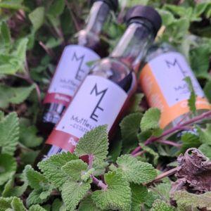 ペットワインとその主原料であるキャットニップ。ミントの一種で育てやすいそうです。