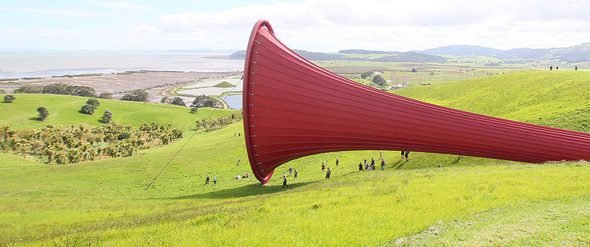 NZの牧場のなかには広い敷地に巨大なアート作品を展示した野外美術館を併設したものも…。