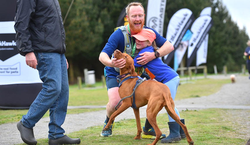 完走したパパと犬を労う娘さん。最高の思い出になったはず！