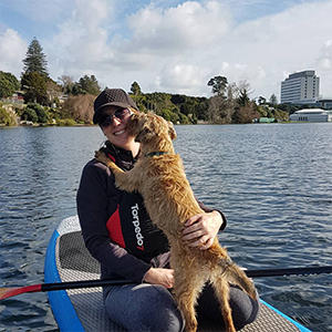 サラ・ジェーンさんのクラブでは、犬と飼い主の安全を守るためのレッスンも積極的に行っています。