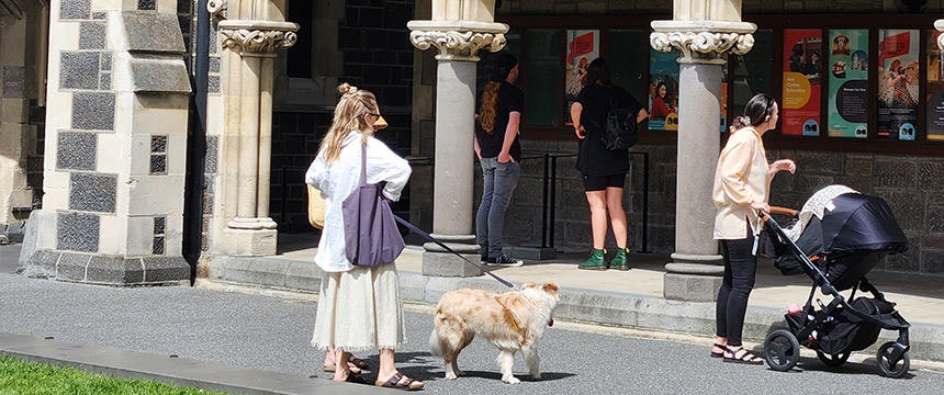 街中でもたくさんの犬たちと出会いますが、今回ご紹介するのは「アート」な犬たち。