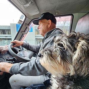 犬や家族と一緒に過ごす時間を重視して、仕事選びをしたというピートさんとその相棒。毎日楽しそうです