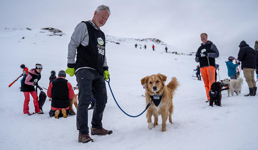 お揃いのゼッケンをつけてレースに臨む犬と飼い主。気合が感じられます