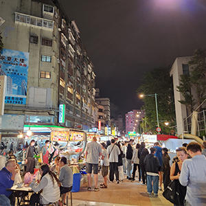 台湾の夜市。地元民、観光客入り乱れた活気あふれる場所です