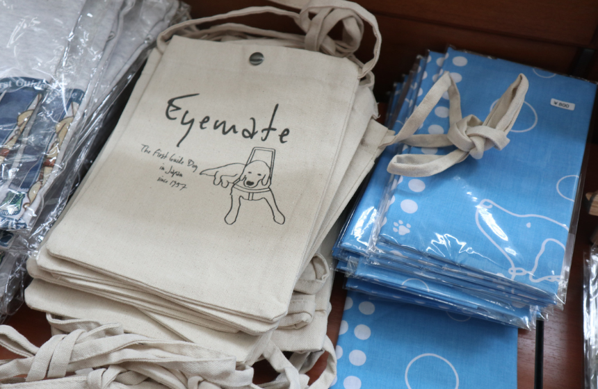 写真右がはせがわ氏がイラストを担当した「てぬぐい」。写真左は、スタッフの一目惚れした「サコッシュ」。