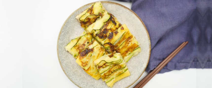 初めてでも安心！犬が喜ぶ手作りごはんレシピ ＃ズッキーニと豚肉のチジミ風