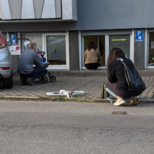 コロナ期間中、動物病院では診察のための受付も窓越しに屋内と屋外で行われていました。連れ添いは１人のみが許されるなど、いろいろな制限がありました。