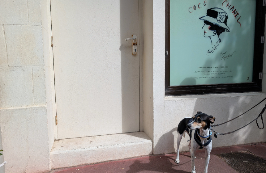 ココ・シャネルがドーヴィルで初めてのショップを開いたという跡地の前で記念撮影。