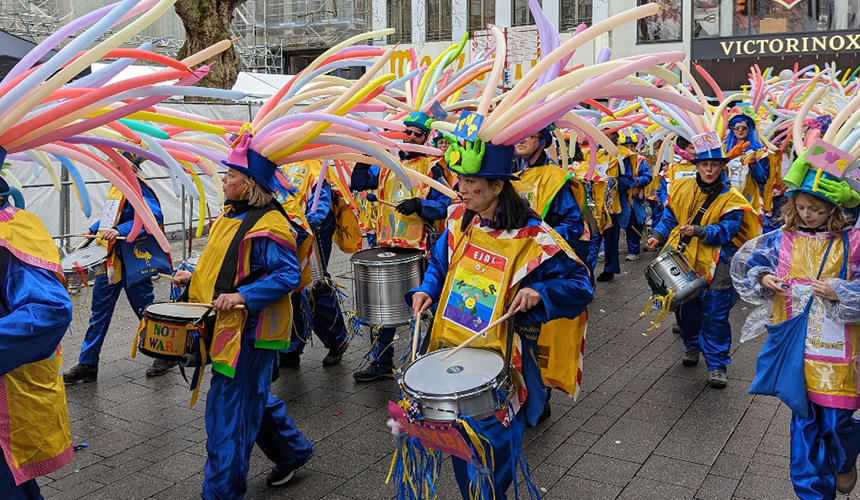 日曜日には学校ごと、子どもたちのパレードが。カーニバルのパレードでは伝統的に、社会的、政治的なメッセージを込めた仮装で行進するチームが多いのです。